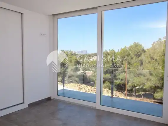 (13) Nowa i nowoczesna willa w dobrej lokalizacji, w Moraira