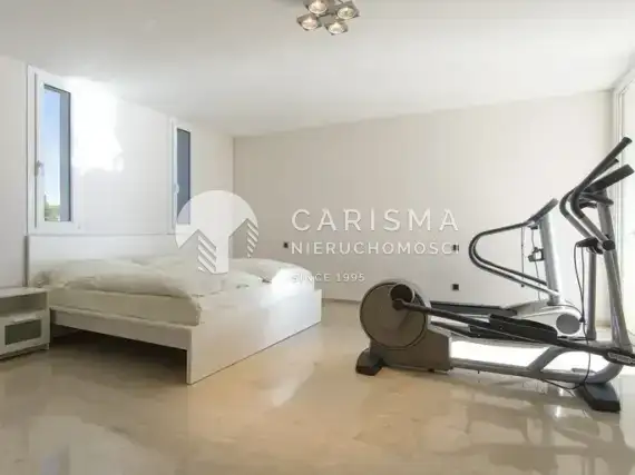 (9) Dom na klifie w Cala Pi