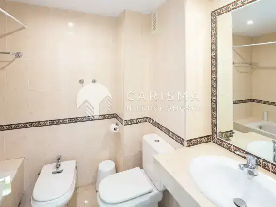 (10) Dwupoziomowy penthouse w Señorio de Aloha z panoramicznym widokiem na morze i góry.