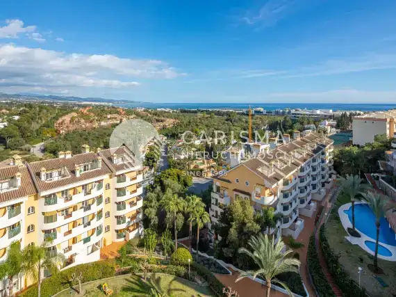(13) Dwupoziomowy penthouse w Señorio de Aloha z panoramicznym widokiem na morze i góry.