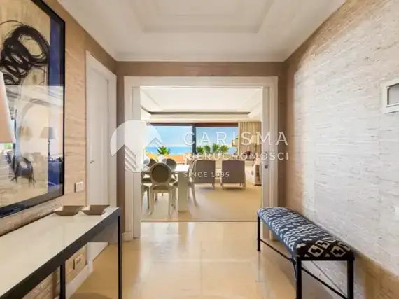 (16) Luksusowy apartament w pierwszej linii brzegowej w Estepona