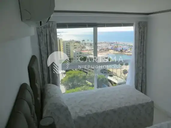 (11) Apartament z pięknym widokiem na morze, w pierwszej linii w Marbella