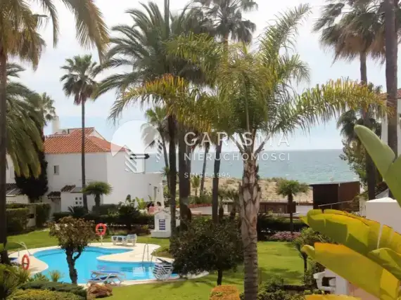 (2) Odremontowany szeregowiec z ogródkiem obok plaży w Bahía de Marbella