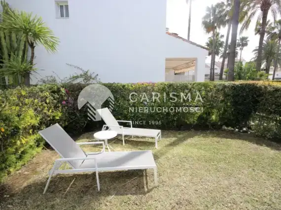 (15) Odremontowany szeregowiec z ogródkiem obok plaży w Bahía de Marbella