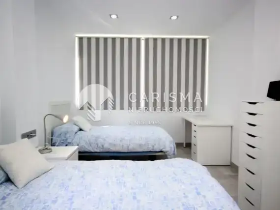 (19) Odremontowany szeregowiec z ogródkiem obok plaży w Bahía de Marbella
