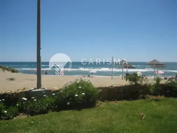 (33) Odremontowany szeregowiec z ogródkiem obok plaży w Bahía de Marbella