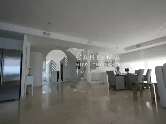 (5) Dwupoziomowy penthouse z widokiem na morze w Benalmadena Costa.