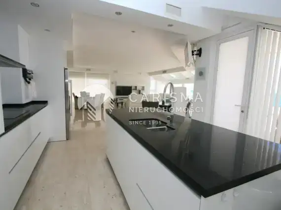(7) Dwupoziomowy penthouse z widokiem na morze w Benalmadena Costa.