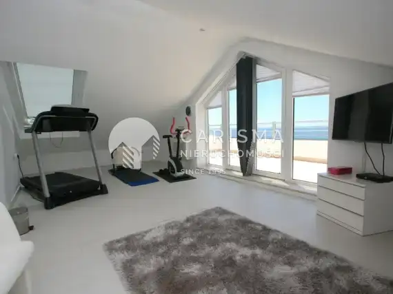 (16) Dwupoziomowy penthouse z widokiem na morze w Benalmadena Costa.