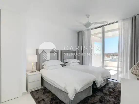 (32) Luksusowy, dwupoziomowy apartament w Atalaya, Costa del Sol.