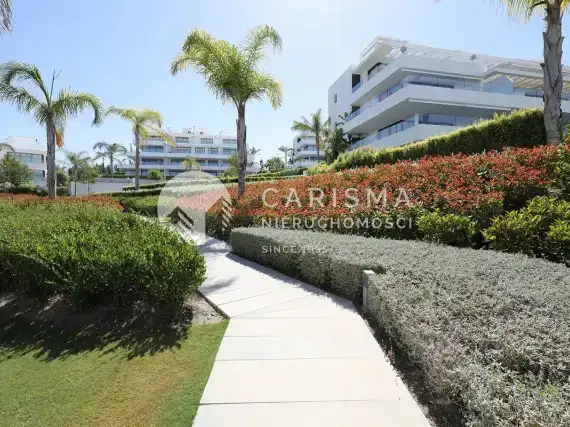 (45) Luksusowy, dwupoziomowy apartament w Atalaya, Costa del Sol.