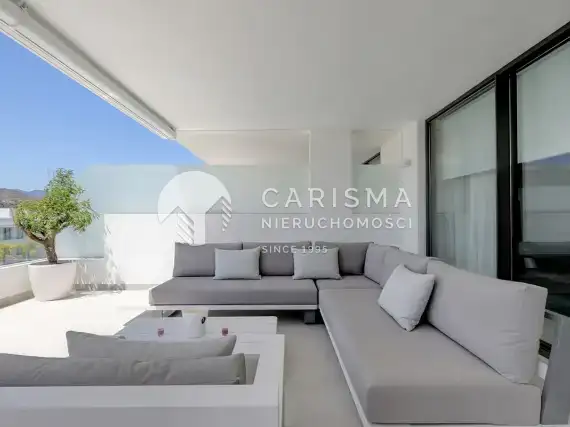 (54) Luksusowy, dwupoziomowy apartament w Atalaya, Costa del Sol.