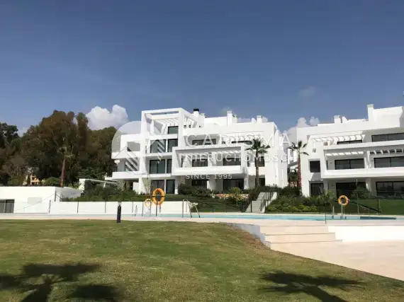 (2) Luksusowy penthouse przy polach golfowych, w Atalaya, Costa del Sol.