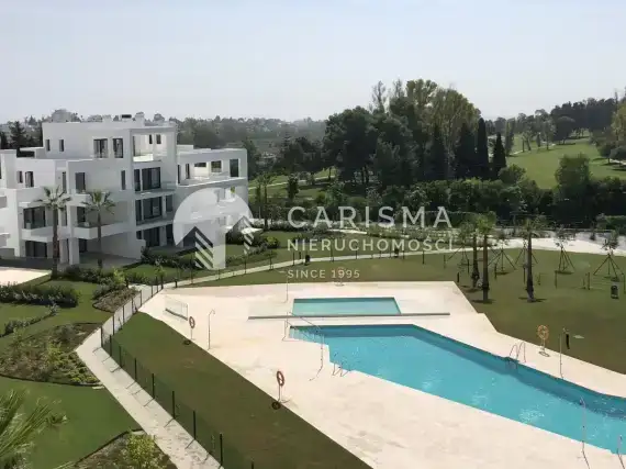 (9) Luksusowy penthouse przy polach golfowych, w Atalaya, Costa del Sol.