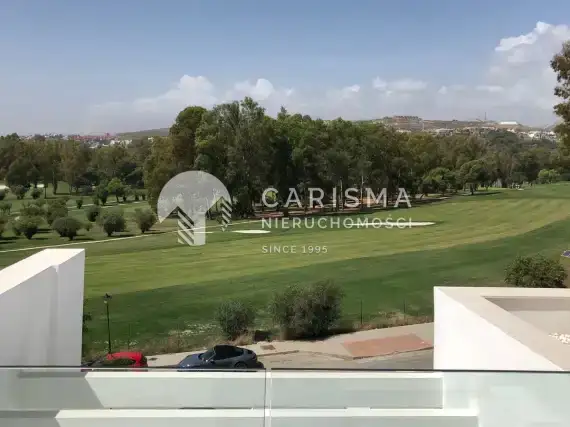 (10) Luksusowy penthouse przy polach golfowych, w Atalaya, Costa del Sol.