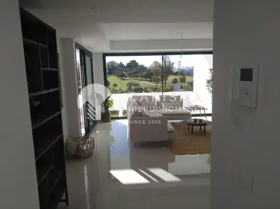 (11) Luksusowy penthouse przy polach golfowych, w Atalaya, Costa del Sol.