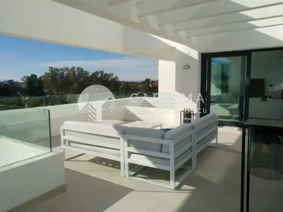 (16) Luksusowy penthouse przy polach golfowych, w Atalaya, Costa del Sol.