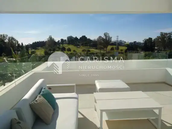 (17) Luksusowy penthouse przy polach golfowych, w Atalaya, Costa del Sol.