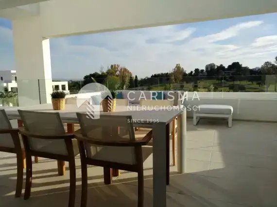 (18) Luksusowy penthouse przy polach golfowych, w Atalaya, Costa del Sol.