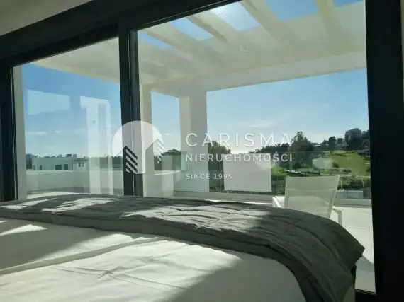 (22) Luksusowy penthouse przy polach golfowych, w Atalaya, Costa del Sol.