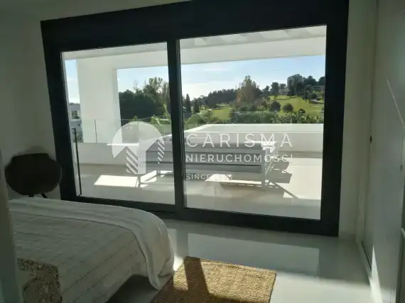 (26) Luksusowy penthouse przy polach golfowych, w Atalaya, Costa del Sol.