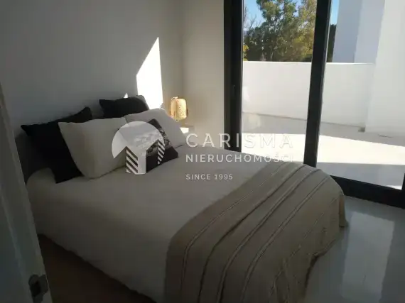 (27) Luksusowy penthouse przy polach golfowych, w Atalaya, Costa del Sol.