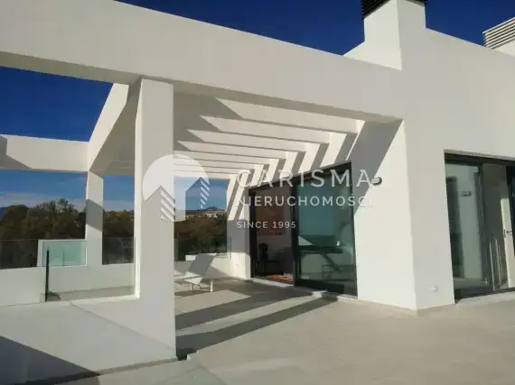 (31) Luksusowy penthouse przy polach golfowych, w Atalaya, Costa del Sol.
