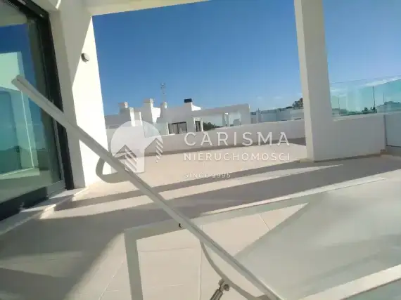 (32) Luksusowy penthouse przy polach golfowych, w Atalaya, Costa del Sol.