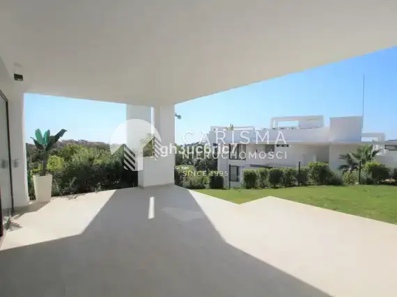 (8) Parterowy, luksusowy apartament gotowy do zamieszkania w Atalaya, Costa del Sol.