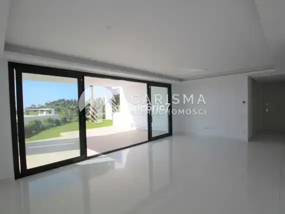 (10) Parterowy, luksusowy apartament gotowy do zamieszkania w Atalaya, Costa del Sol.