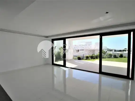 (12) Parterowy, luksusowy apartament gotowy do zamieszkania w Atalaya, Costa del Sol.