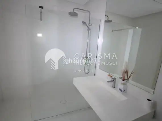 (21) Parterowy, luksusowy apartament gotowy do zamieszkania w Atalaya, Costa del Sol.