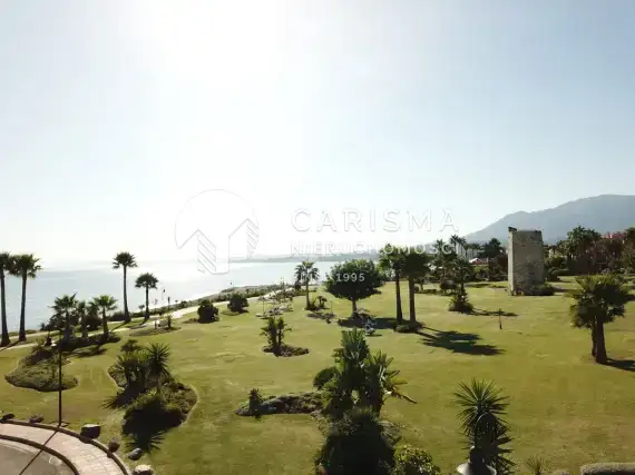(3) Luksusowy penthouse w pierwszej linii brzegowej w Esteponie, Costa del Sol.