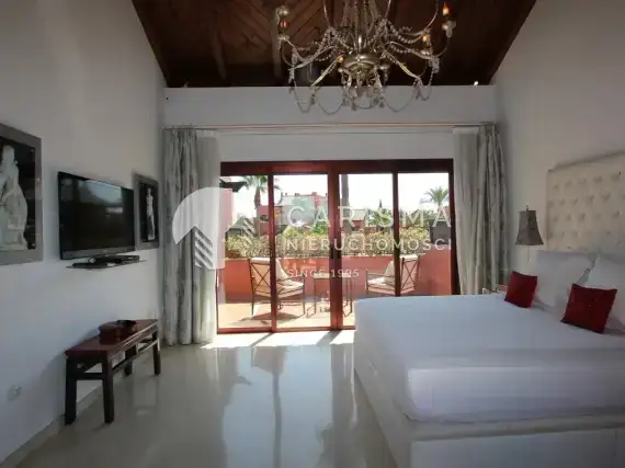(8) Luksusowy penthouse w pierwszej linii brzegowej w Esteponie, Costa del Sol.