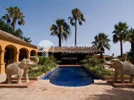 (2) Willa, Marbella West, Costa del Sol, 2177 m<sup>2</sup>