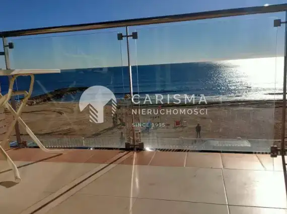 (8) Apartament przy plaży z pięknym widokiem na Morze Śródziemne.