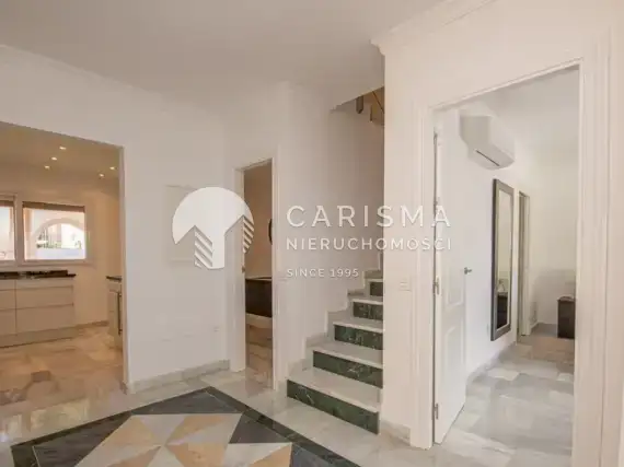 (16) Apartament w pierwszej linii brzegowej Elviria, Marbella