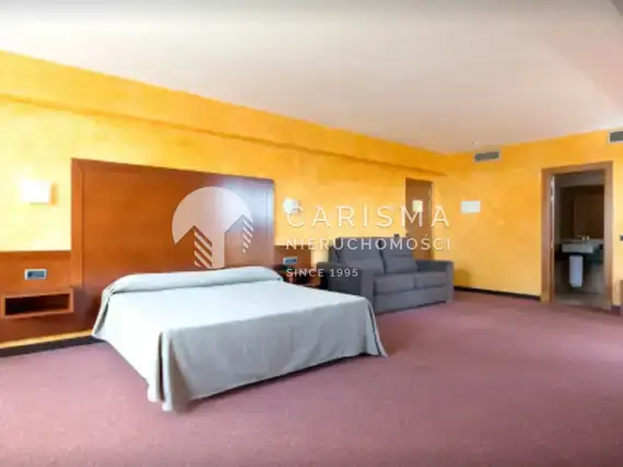 (17) Czterogwiazdkowy hotel w Torremolinos