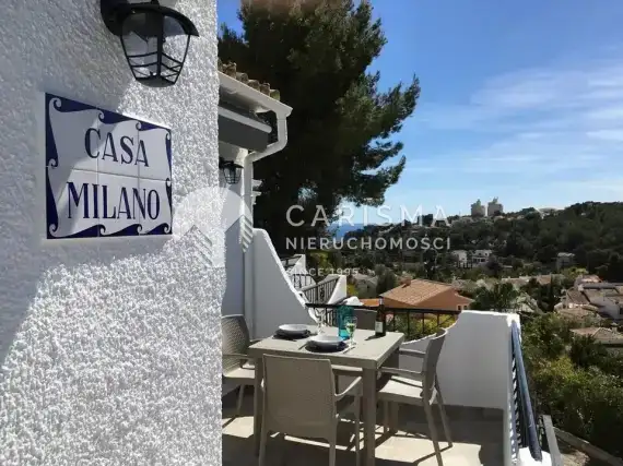 (2) Odremontowany dom szeregowy blisko plaży El Portet w Moraira