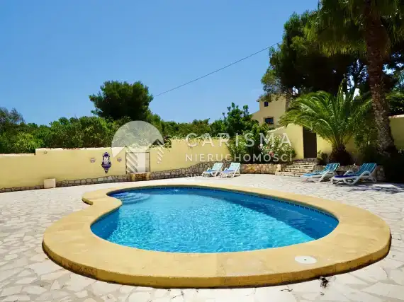(18) Parterowa willa z prywatnym basenem blisko dogodności w Moraira