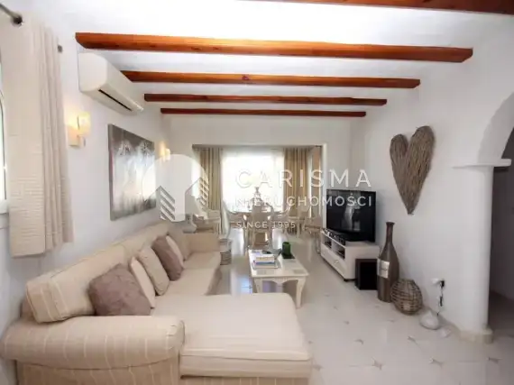 (6) Dom w zabudowie bliźniaczej z basenem wspólnym w Moraira