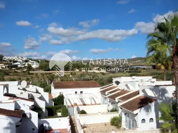 (38) Dom w zabudowie bliźniaczej z basenem wspólnym w Moraira