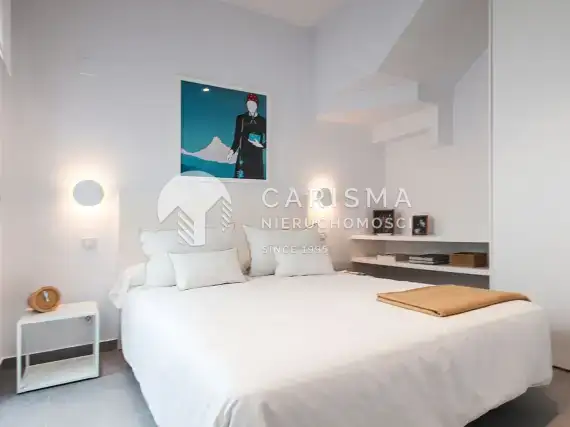 (22) Nowy i gotowy apartament dwupoziomowy w Guardamar