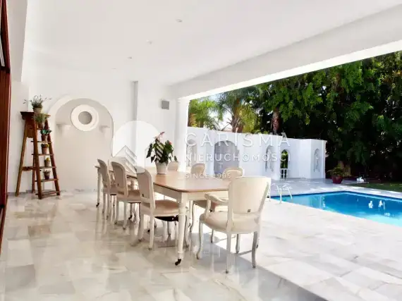 (12) Elegancka stylowa willa, sześć sypialni , widok na morze,  El Paraiso, Costa del sol.