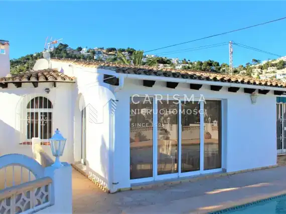 (4) Parterowa willa z basenem blisko udogodnień w Moraira