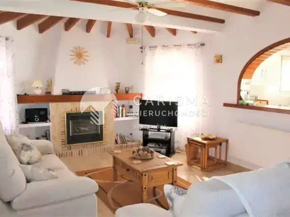 (5) Parterowa willa z basenem blisko udogodnień w Moraira