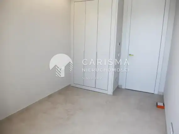 (23) Gotowy, nowy apartament w pierwszej linii w Benidorm