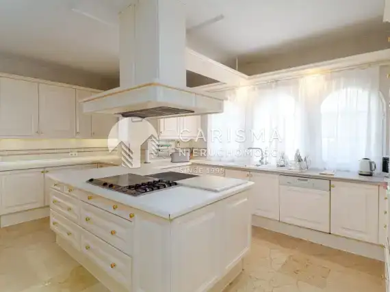(5) Willa  na dużej działce 2500 m²  blisko pól golfowych w El Paraiso