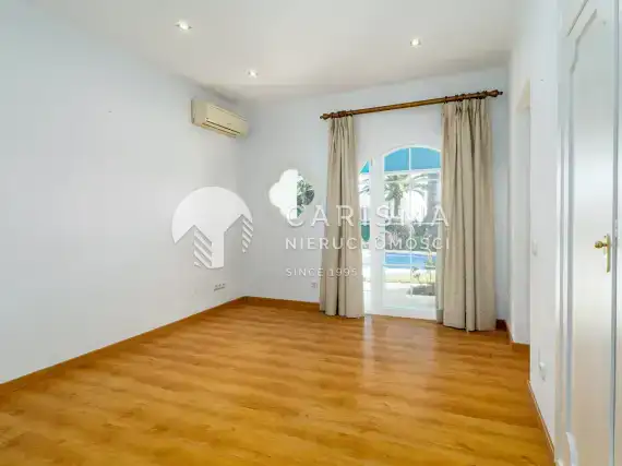(30) Willa  na dużej działce 2500 m²  blisko pól golfowych w El Paraiso