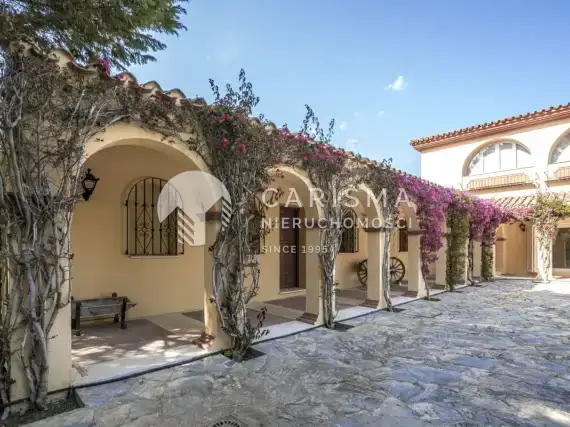 (4) Willa w stylu andaluzyjskim  przy polu golfowym Real Club w Sotogrande